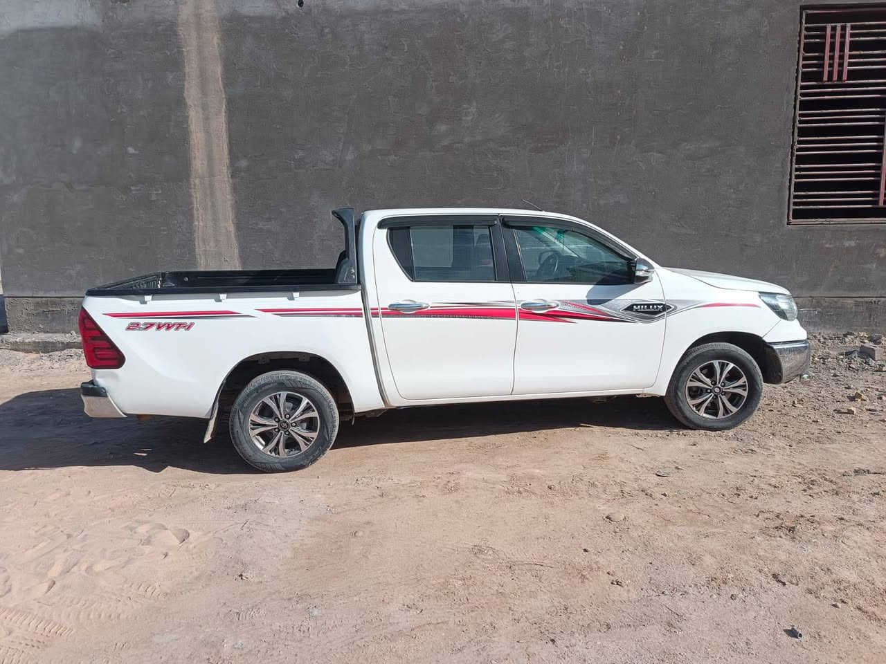 هايلوكس 2017 سياره جاهزه نضافه فول والتفاصيل يم صاحب السيارة البصره قضاء المدينة ‏‏‪0770 683 9572‬‏
