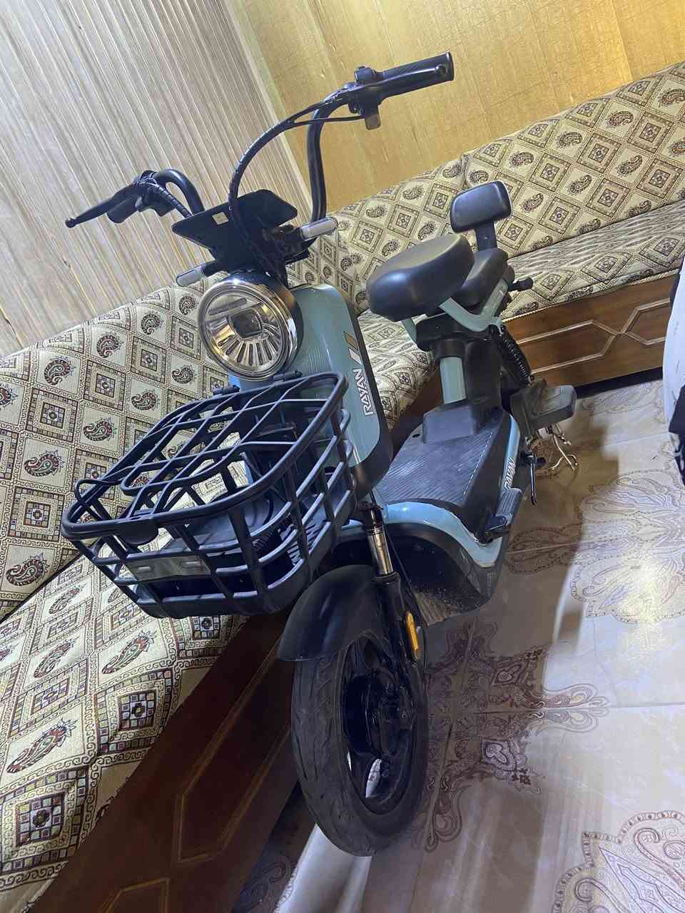 دراجه شحن للبيع نوع ريان دراجه جديده بس فقط صار هواي مامشتغله مااعرف شنو بيها وبطاريات جديده للتواصل واتساب ***********
