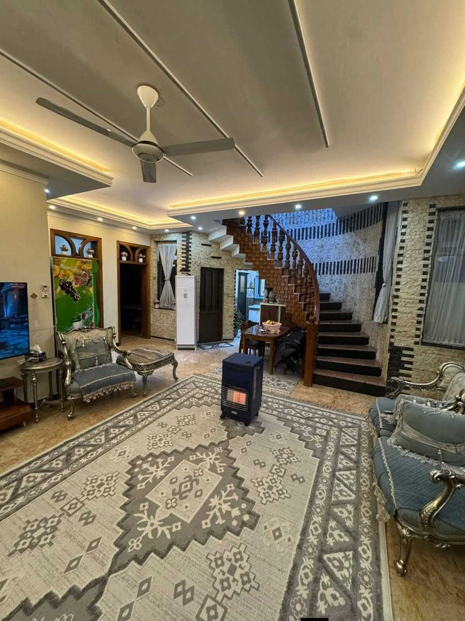 🔹 للبيع بيت مميز في الكرادة خارج 🔹
📍 الموقع: الكرادة خارج
📐 المساحة: 200 م²
📏 الواجهة: 10 م
📏 النزال: 20 م
🏗️ سنة البناء: 2016
📄 سند: مستقل
🏠 عدد الطوابق: 3 طوابق

تفاصيل البيت:

🔸 الطابق الأرضي:
 • استقبال
 • صالة
 • مطبخ حار
 • مطبخ بارد
 • غرفتي نوم
 • خدمات كاملة

🔸 الطابق الأول:
 • 4 غرف نوم
 • خدمات

🔸 الطابق الثاني:
 • غرفتي نوم
 • قاعة رياضية كبيرة (Gym)

✨ بيت مرتب، عملي، ومناسب للعوائل، موقع ممتاز وقريب من جميع الخدمات.

📞 للاستفسار والمشاهدة:
***********
