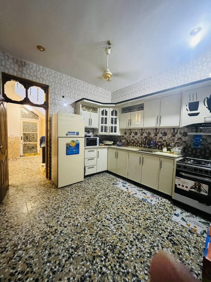 السلام عليكم 

بيت للبيع  كريطعةقرب ملعب السلام يتكون من غرفه ومطبخ وكيلدور وصاله حمام داخلي وصحيات خارجي وداخلي 

للاستفسار: ‭0786 741 2072‬
