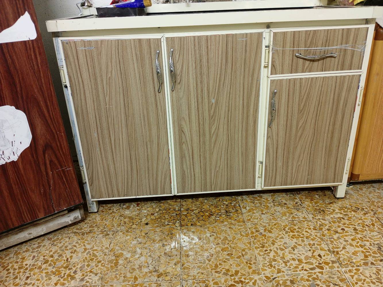 كاونتر ثلاث ابواب نظيف حوض بالوسط العنوان محافظة موصل منطقة نهاية سومر ب112