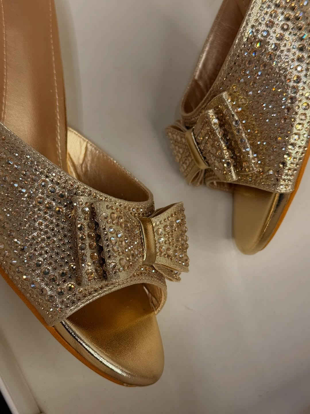 جديد NEW

كوالتي عالي جداً 

Size 36.37.38.39.40.40.41

شغل يدوي 
دبّان طبي 

كعب 5cm

اسود ابيضّ ذهبي  فضي 

للحجز والاستفسار دايركت 

كوني هنا viola 
الثقه. الراحه. الجمال


**إذا كنت صاحب هذا الإعلان وتريد حذفه لأي سبب، رجاءا أرسل رسالة إلى الدعم الفني**