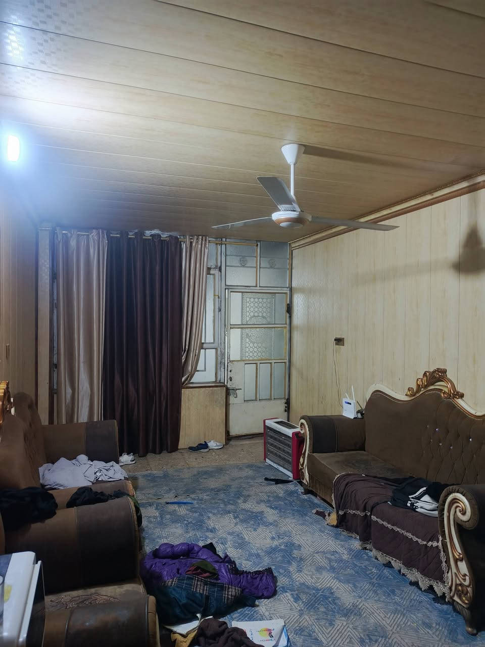 السلام عليكم ورحمه الله وبركاته 
مشتمل في الشعب حي الجزائر 
ماقبل المستوصف 
مشتمل طابقين 
قسام شرعي كل ناوي على بيع البيت 
المساحة ٧٠ متر واقع حال في سند ٦٥ 
البيت البيعه واقع حال مثل ما في الفيديو 
طابو صرف  السعر ٨٥ بي مجال كلش بسيط 
الهاتف *********** يوجد واتساب
