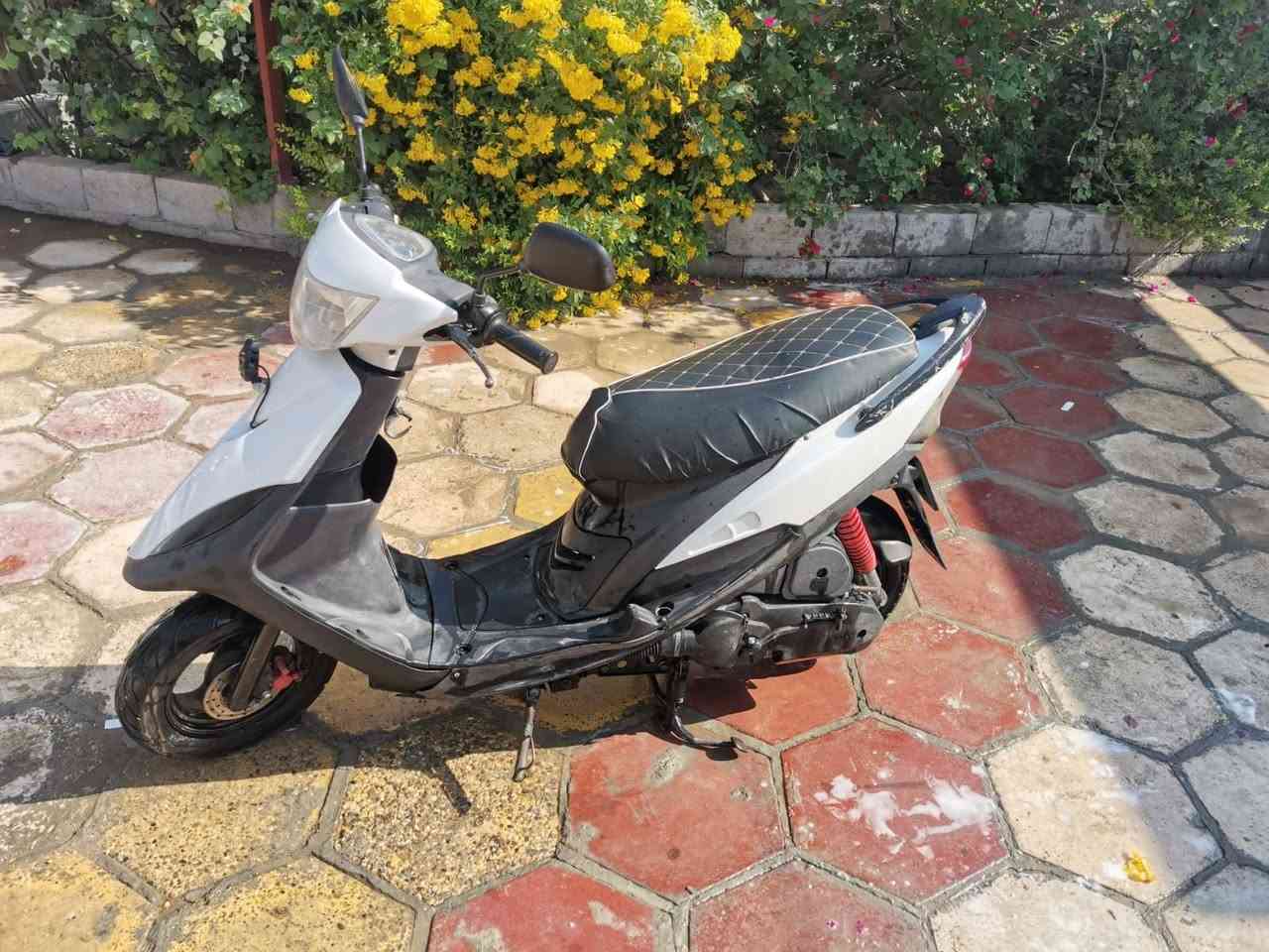 السلام عليكم مكلف بالنشر للاستفسار اكثر الاتصال على هذا الرقم اتصال واتساب ‭‬ ‭0770 906 4396‬
دراجة ماكس عدلة نظيفة وكلشي شغال بيها 
السعر مليون ومية وبيها مجال .
