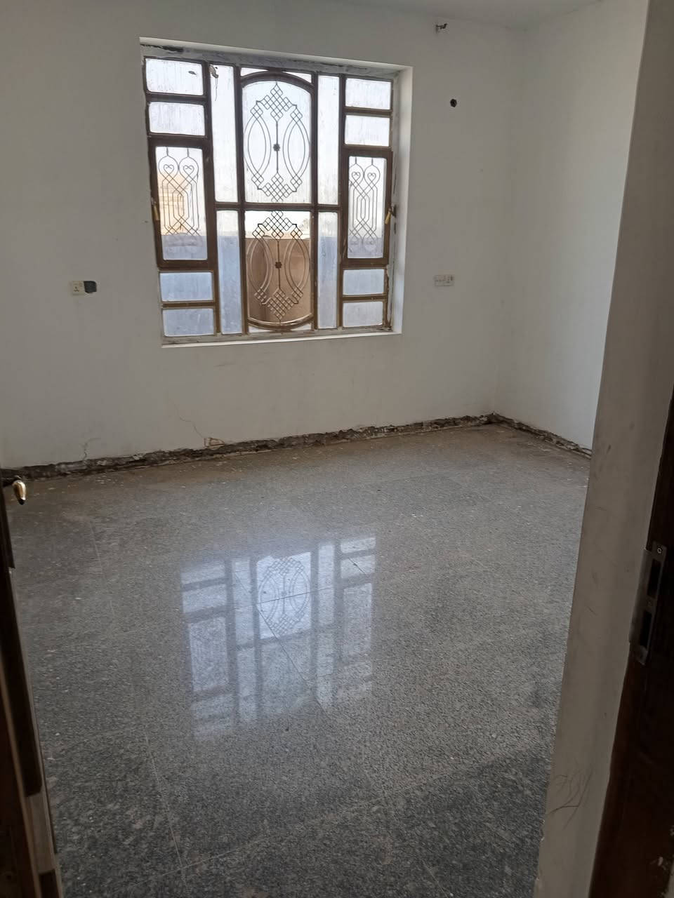 يوجد بيت للبيع طابو صرف مساحه 200 يحتوي على سته نوم   منطقه البوعليان الجمجمه الجنوبيه اتصل ***********
