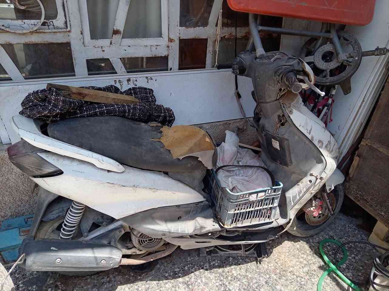 السلام عليكم سكنس نثيه شغاله بس متروكه الحالة كما مرضح بالصورة السعر 150 الف المكان البلديات الموبايل ***********
