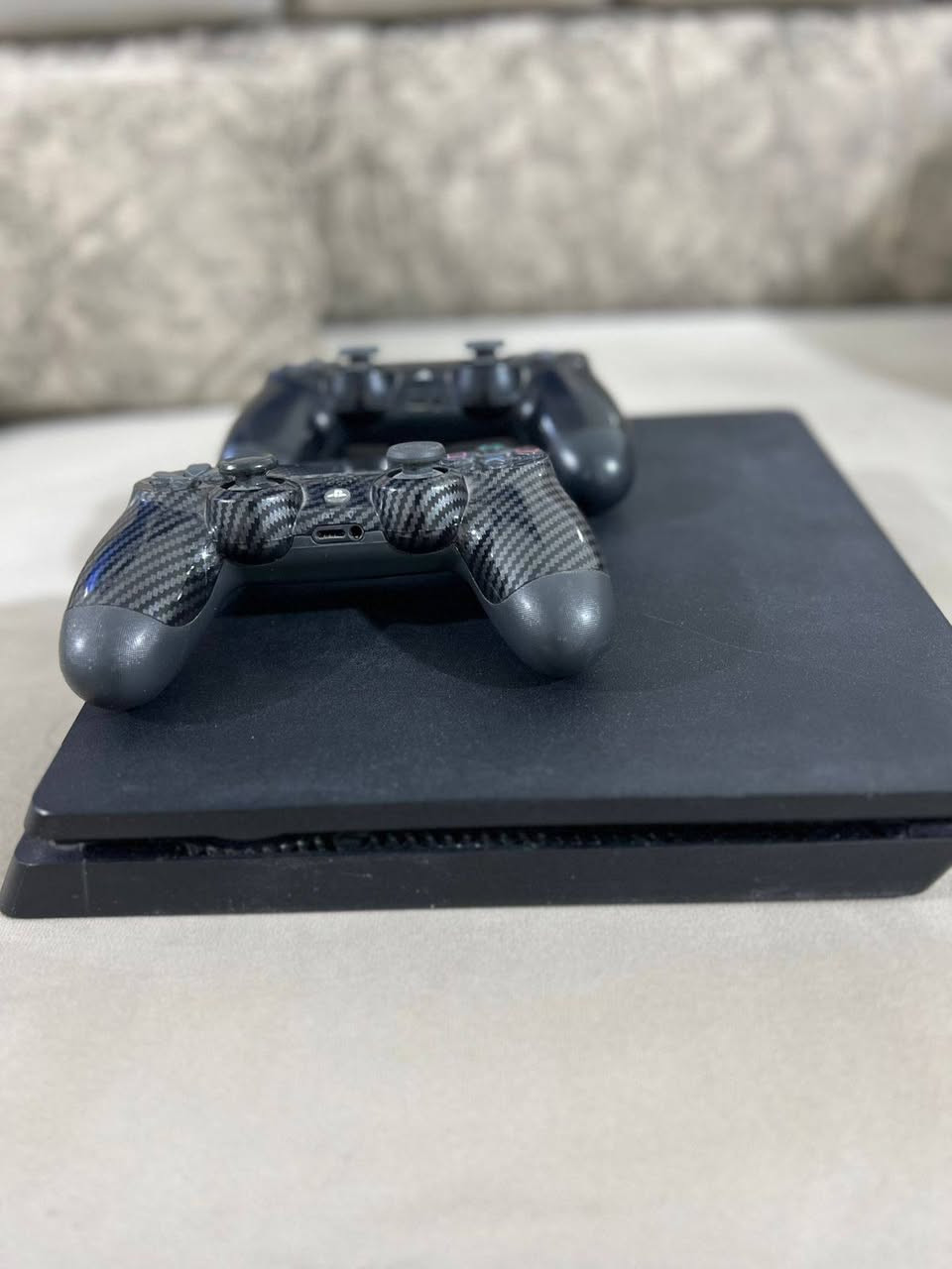 بلاي 4 سليم مال بيت اقسم بالله نظيف الجهاز وما متعوب بمكان البصره الزبير تواصل على رقم وتساب ***********
