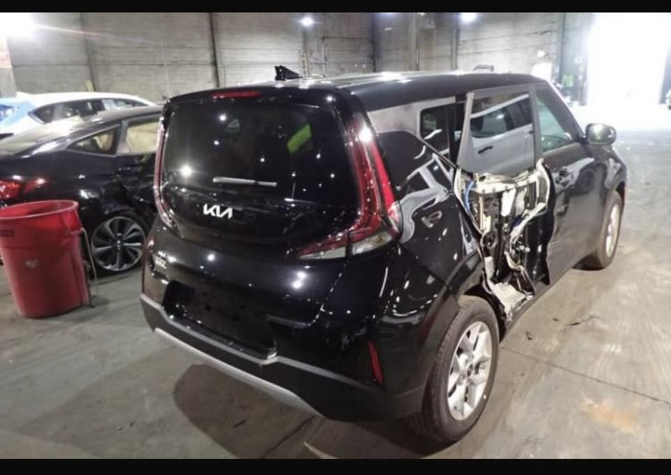 السلام عليكم 
للبيع 
Kia soul 2023 وارد 
ماشيه 85 Km 

الضرر موضح بالصور : 
تبديل باب عكس السايق خلفي حادث امريكا

صبغ جاملغ امامي ايسر حادث داخل العراق 
جاملغ امامي ايمن تعديل بارد فقط كما موضح في الصور 

رقم بغداد 

مواصفات : 
شاشة 
ابل كار بلاي 
اوتو ستوب 
مانع انزلاق 
وضعيتين قيادة 
تحديد مسار 
نقطة عمياء 
مثبت سرعة كروز

سعرها 145 ورقه 🔒 قفل

الموقع بغداد 
للتواصل ***********
