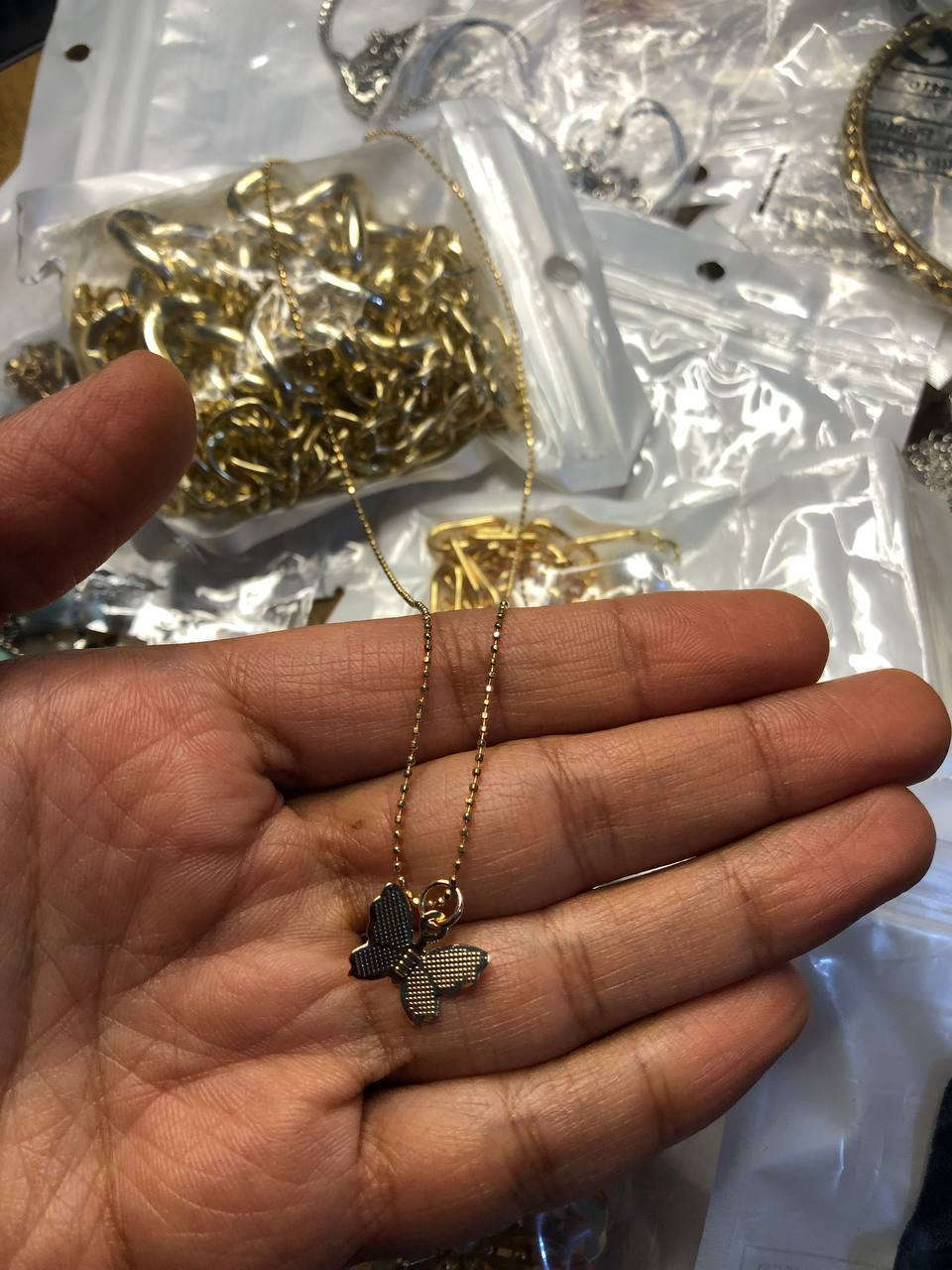 تعالن بنات ، عندي اكسسوارات كلشي ع الف ... واللي تريدهم كلهم تراسلني
ماعندي وقت انشرهم وباقين بالبوكس مالتهم
متوفر توصيل ٣ لكل المحافظات


**إذا كنت صاحب هذا الإعلان وتريد حذفه لأي سبب، رجاءا أرسل رسالة إلى الدعم الفني**