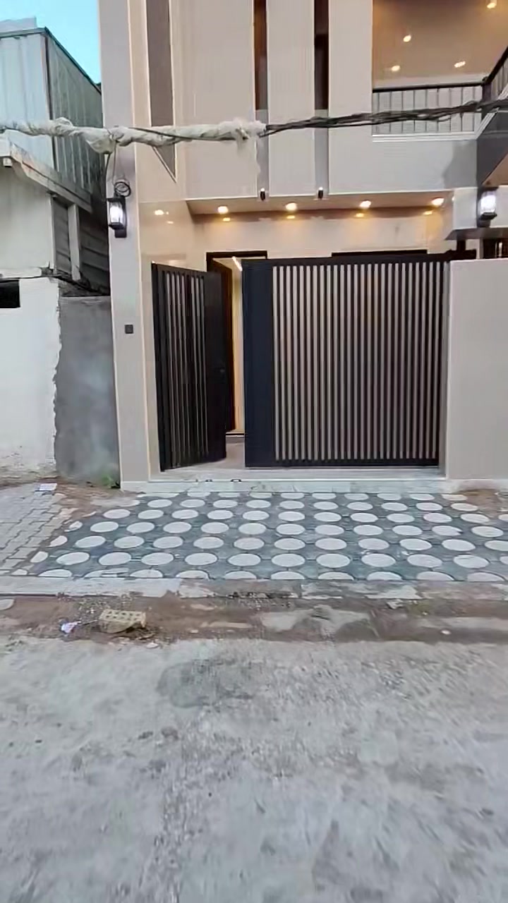 يالله سلام عليكم دار للبيع في النجف الأشرف حي الزهراء على ساحة خلف شارع عماد سكر التجاري المساحة 200 متر 
طابقين يحتوي على استقبال صاله مطبخ حار بارد وغرف نوم عدد 2 وصحيات عدد 2 وطابق الثاني يحتوي على غرف نوم عدد 4
نظام سويتات مجمع الغرف 6 الدار مجهز من خزانات ماء عدد 2 وسخانات وماطورماء و فلتر تصفيه ماء وكاميرات 
ارضيه مرمر سقوف جبس بورد بل كامل بناء درجة أولى
الاستفسار الاتصال على الرقم التالي *********** او مراجعة مكتب احمد الكعبي للعقار ركن مقابل مركز صحي حي القادسيه أهلا وسهلا بكم
