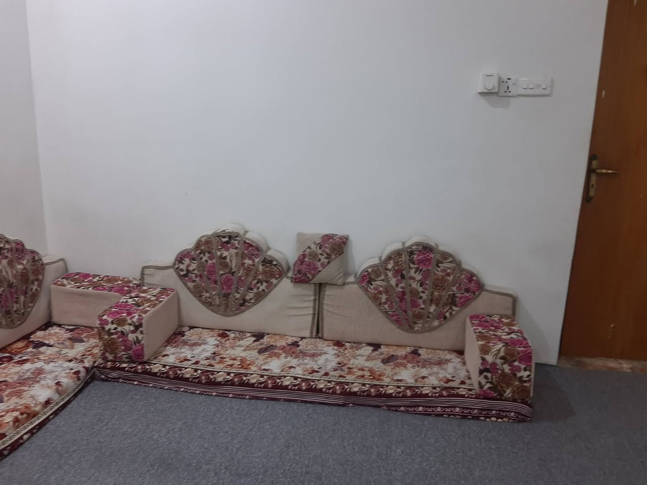 جلسة عربية  نضيفه للبيع بسعر مناسب
التواص على الرقم
***********
