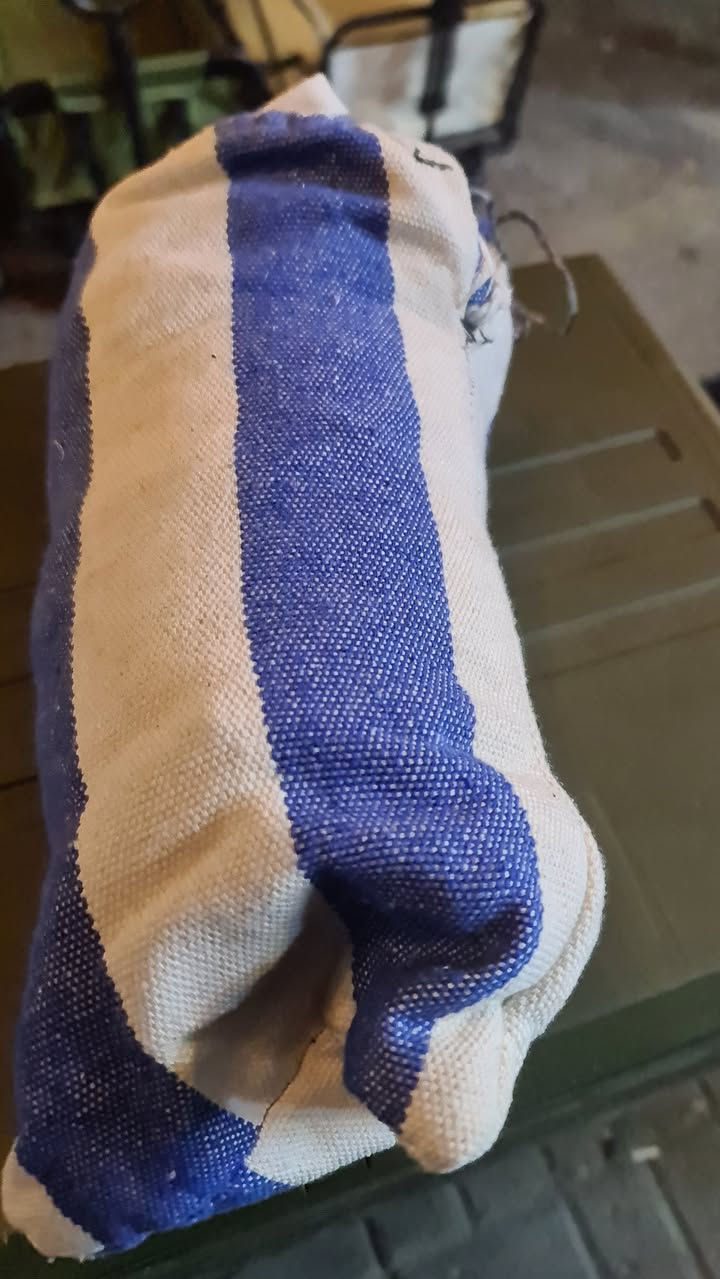 ارجوحة في هذه الشكل تستخدم للاستخدام الخارجي كل تخييم او في المنزل . السعر 10 الف. خيوط قطن ماركة هاموك. فيها حبال لشدها وتوزان خاص او على الرقم ***********
