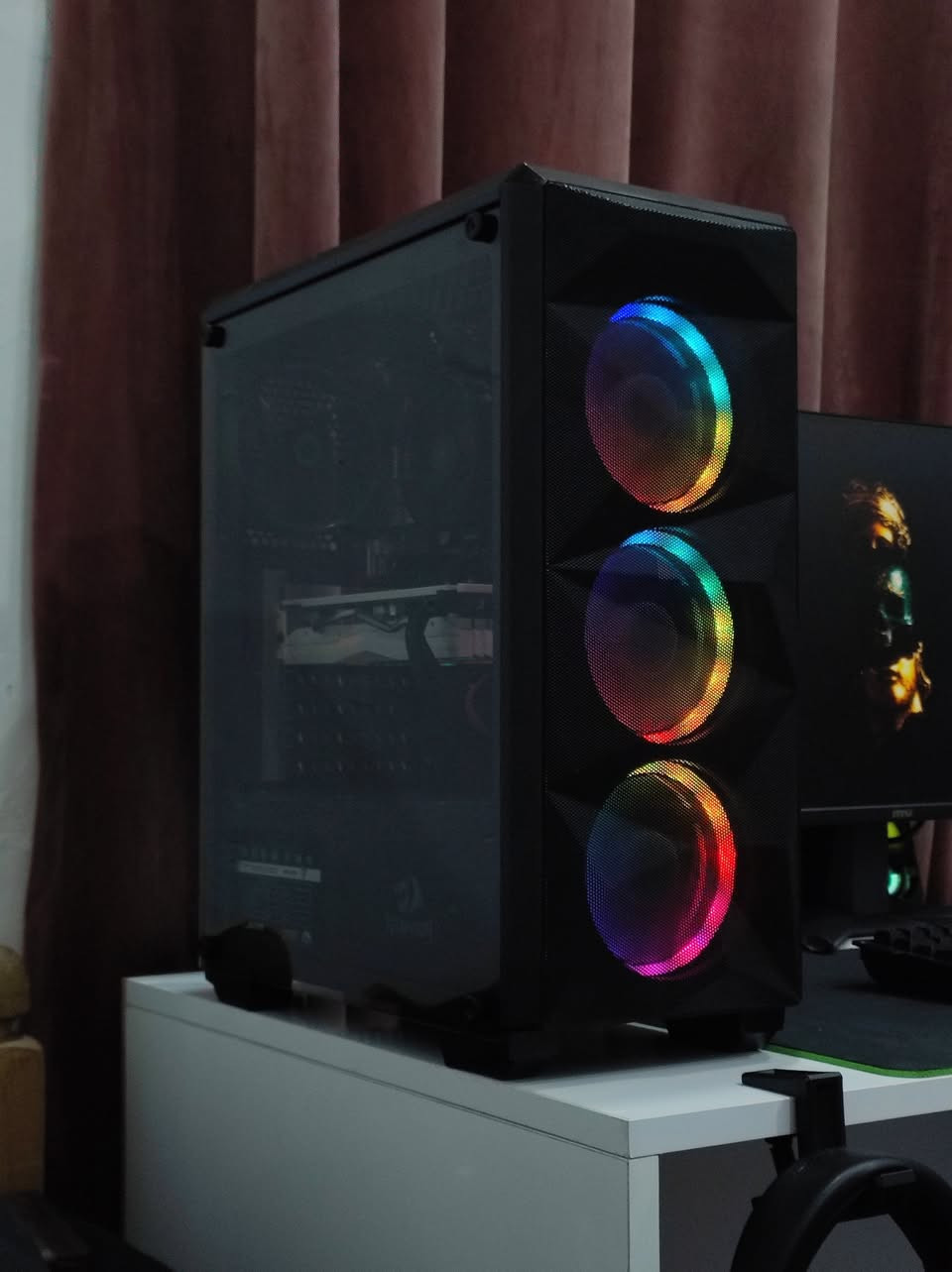 السلام عليكم

📝  ( PC GAMING )

  💻 مواصفات:/
  ▫️ CPU:/ { AMD RYZEN™ 5 3600 6-CORE, 12-THREAD }
  ▫️ GPU:/ { AMD™ RADEON® RX 580 8GB WHITE 2FAN RGB 57℃ }
  ▫️ M.B:/ { AMD MSI B450M-A PRO MAX / M.2  } 
  ▫️ RAM:/ { 16GB - DDR4 }
  ▫️ P.U.S:/ {  650W 80+ BRONZE  } 
  ▫️ STORAGE:/ { SSD 128GB + HDD 500GB  }
  ▫️ CASE:/ { RED🐉RAGON 4FAN  }

📝 المعالج يعادل i5 جيل 11/10 تقريبا ب الاداء متغير حسب الالعاب
  ▫️ ويدعم كسر السرعة لاداء اقوى بعد
 
💰 السعر: 445,000 دينار عراقي 🔒
📍 مكاني: بغداد - الأعظمية
🚚 التوصيل: بغداد (5 آلاف) | المحافظات (6 آلاف)
📞 رقمي: ***********
