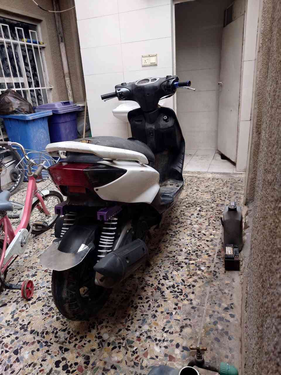 السلام عليكم
سكنس نثية للبيع السعر 300
لايت إشارة
بريك امامي خلفي 
نكره سلف 
مكينة لا تاخير ولا تبخير
رون السرعة يحتاج قمجي
الامين الثانية 
***********
