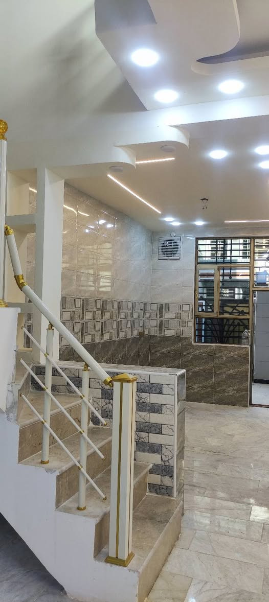 السلام عليكم.يوجد بيت للبيع مساحة ١٠٧ م طابو سند ٢٥  طابقين بناء درجه اولى يتكون من٣ غرف نوم وصاله واستقبال ومطبخ .ارضية مرمر+سقوف مغربيه موقع مميز يقع على شارع الجديد الي يربط شارع ميثم التمار مع كنطرة السلام عكد بليبل عرض شارع ١٠م  كافة الخدمات من تبليط وماء ومجاري .
 قريب على الامام ربع ساعه مشي للامام.وقريب على باب طويريج.
موقع ممتاز يصلح سكن او حسينيه للزوار.
للاستفسار اكثر الاتصال على الرقم التالي او المراسلة على الخاص .
‏‪***********‬‏

