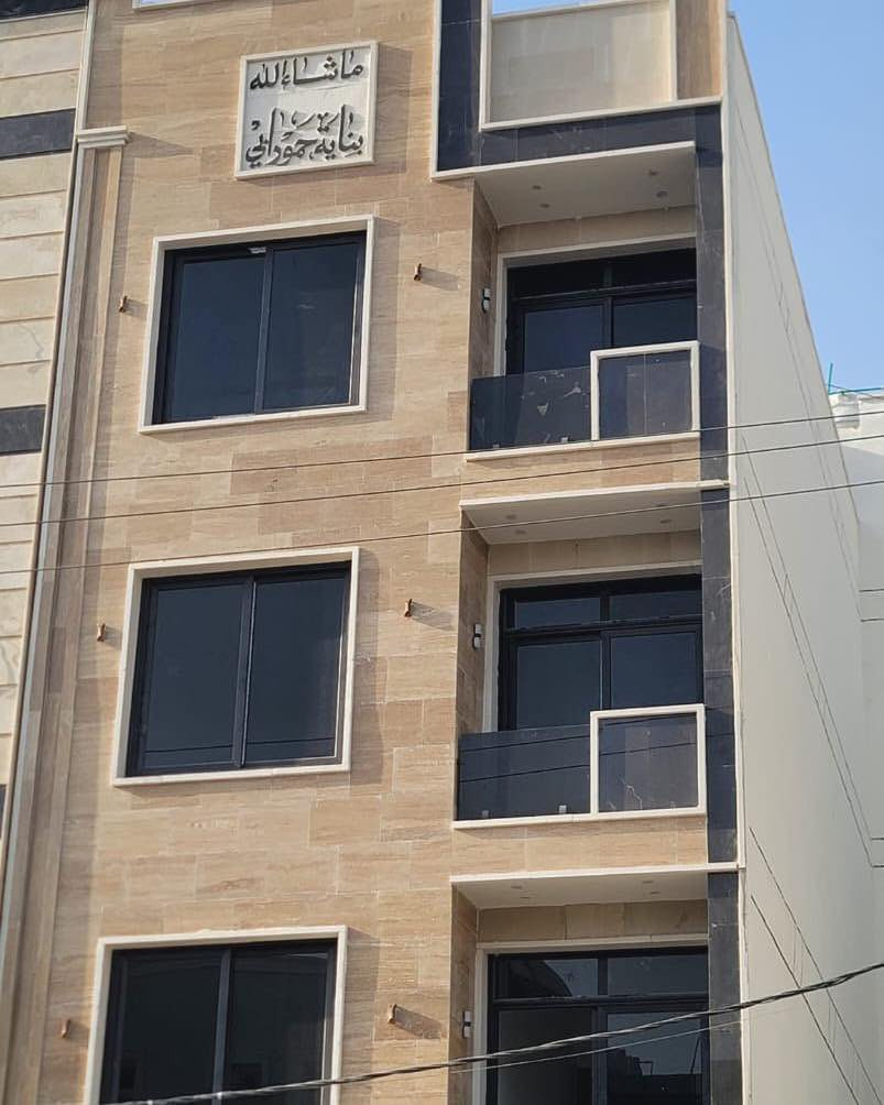 بناية تجارية للبيع ( عمارة  حمورابي ) مكونه من 4 طوابق ونص
بناء سنة 2025
في بغداد / قرب ساحة اللقاء / شارع مستشفى الطفل المركزي
واجهة 6.10 متر
 واردها الشهري ( 5,500,000 ) دينار خمسة  ملايين وخمسمائة  دينار عراقي
مساحتها 98 متر واقع الحال ( 104 متر ) 
تحتوي على ( 7 )شقق محلات عدد (2) تحتوي كل شقة على ((  صالة + مطبخ + غرفتين نوم + صحيات )
للاستفسار اكثر 
الاتصال
***********
***********
