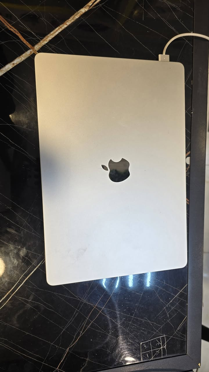 ماك بوك اير  M3
شاشه مثل ما واضح بصورة 
مقاس 15
هارد 512 
رام 8 
الشراي يتصل ع هذا رقم *********** 
⛔️السعر 500 الف
