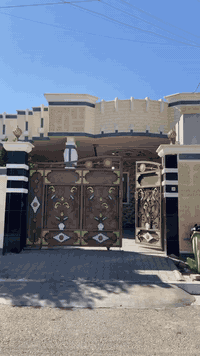 بسم الله بيت للبيع خالديه القدس البيت جاهز لسكن مع الأثاث كامل مساحة الدار 400متر يحتوي أيضا على 3غرف نوم استقبال مطبخ حمام عدد3 يتميز الدار ب اضافه ب البناء نوع البناء طابوق البيت غير مطلوب لشركه تحويل مباشر أستفسار أكثر ‭٠٧٨٠ ٨٤٥ ٤٥٢١‬
