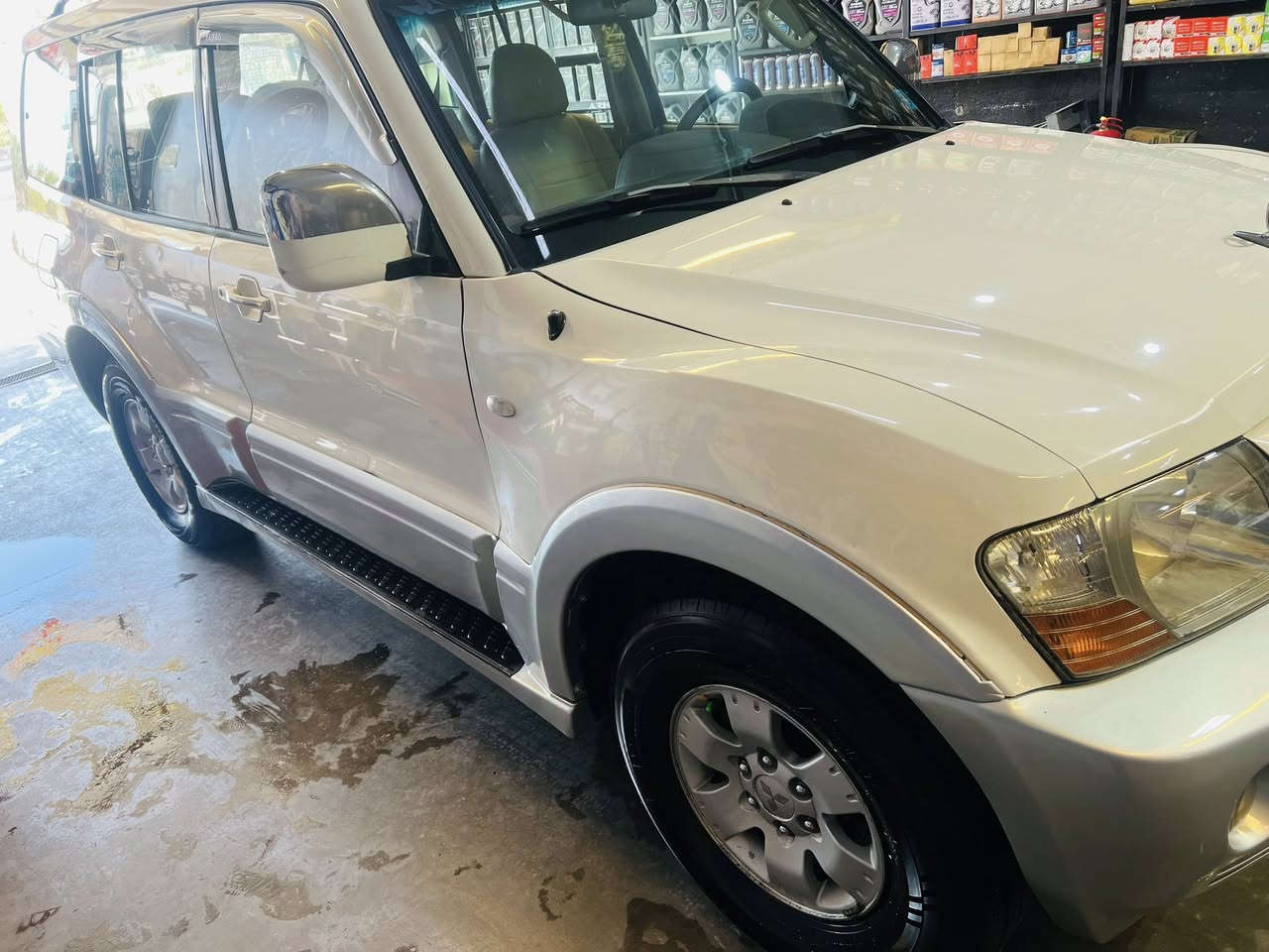 السلام عليكم
للبيع فقط 

باجيرو موديل 2006 
رقم قادسية دولي بآسمي 

كير محرك كفالة عامة
صبغ الترايش الداير فقط 
صبغ شبر جاملغ الخلفي فقط 

حدادية كفالة عامه
تبريد ثلج 
اخوان السياره بلاديه اي نقص مابيه 

السعر 105 وبيه مجال قليل للشراي 

النجف الاشرف 

‭0783 833 1901‬
