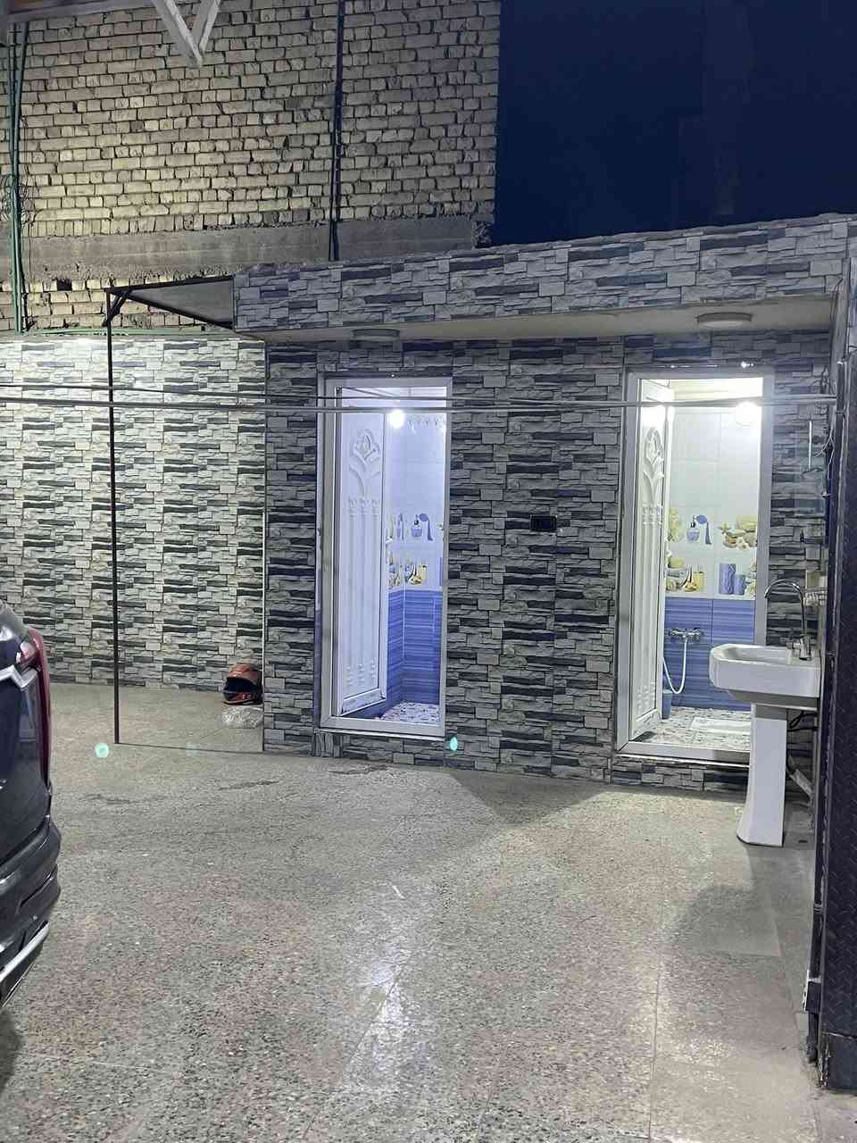 دار للبيع
العنوان البلديات الضباط بجانب الصحفيين على الشارع العام طابو ملك صرف
المساحة في السند 284 المساحة واقع حال 312 
مع تشجير امام البيت. 300 متر
التفاصيل 6 غرف نوم
الطابق الأول يحتوي على استقبال سبعه في اربعة ونص صاله سبعين متر دائري
مطبخ سبعة في اربعة ونص غرفتين نوم اربعة في اربعة الا ربع
ترك على جميع الغرف
صحيات داخل الطابق الارضي صحيات خارجية للخطار 
الطابق العلوي
صاله مع أربع غرف نوم 
مع الصحيات 
السعر 530. وبيها مجال للشراي البيت باسمي للاستفسار اكثر الاتصال على الرقم 
***********
***********
