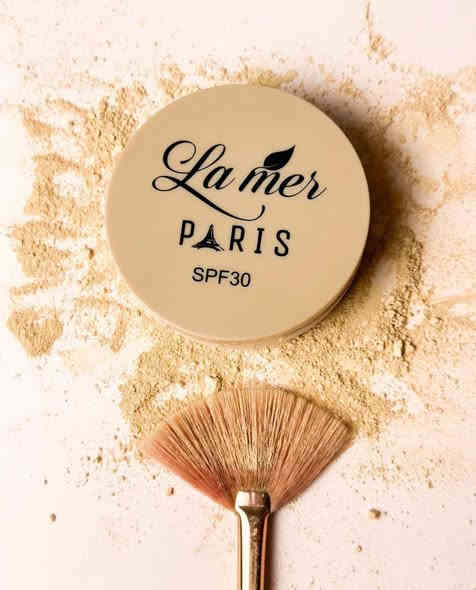 بودرة"لا مير باريس" (La Mer Paris) 

بعامل حماية من الشمس SPF30. 
بتركيبة كريمية وحريرية تمنح إحساس كريم الأساس السائل. 
توفر تغطية طويلة الأمد ولا تسبب جفاف البشرة. 
تساعد على طمس العيوب وتنعيم الخطوط الدقيقة وتوحيد لون البشرة. 
تحتوي على عامل حماية من الشمس بدرجة 30 للحماية من الأشعة فوق البنفسجية. 

سعر 7،000
عنوان بغداد اركية وفاضل شارع المسبح العام
توصيل داخل المنطقة مجاناً بغداد والمحافظات 5
للحجز والاستفسار مراسلة الصفحة او الرقم ***********

