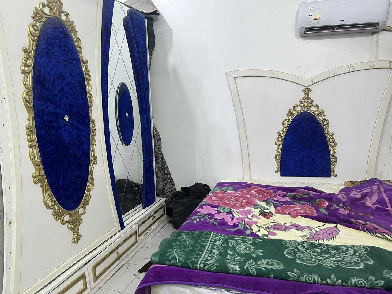 غرفة للبيع السعر 100 ألف بيها أضرار 
العنوان الكوفه قريب ميثم التمار شارع دور الحوزه 
للاستفسار الاتصال ع ***********
