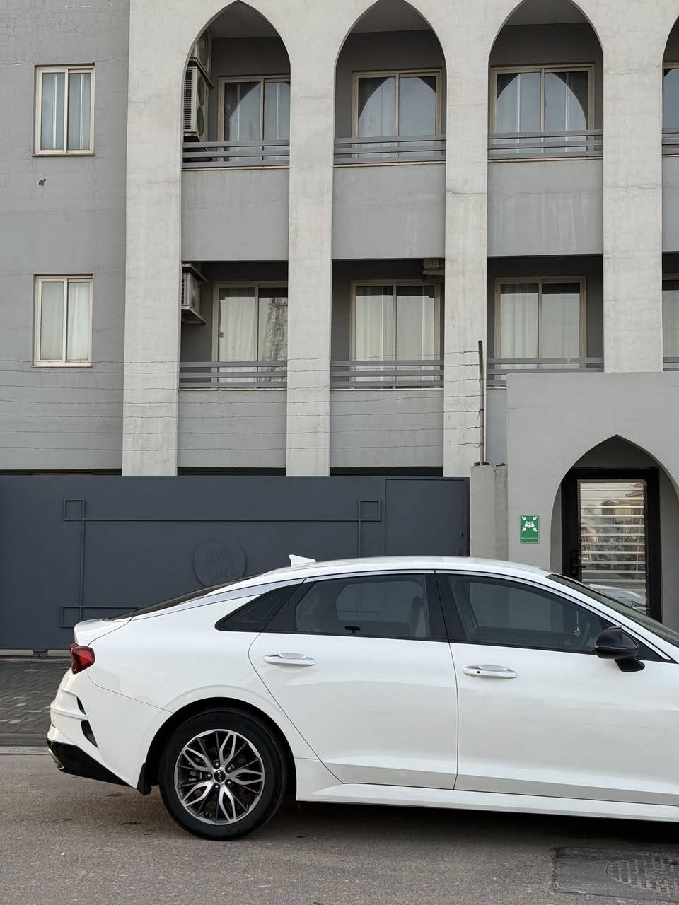 السلام عليكم 
كي فايف لبيع 
البصره حي القضاة
مديل 2022 اربيل 
ماشيه 107
سياره جديده بيها بارد بالبنيد وشخط بالباب 
مكينه كير مكفول 
بصمه تشغيل عن بعد حساس امامي خلفي 
فول ماعدا التنته 
السعر 188 بيها مجال قليل 
***********
