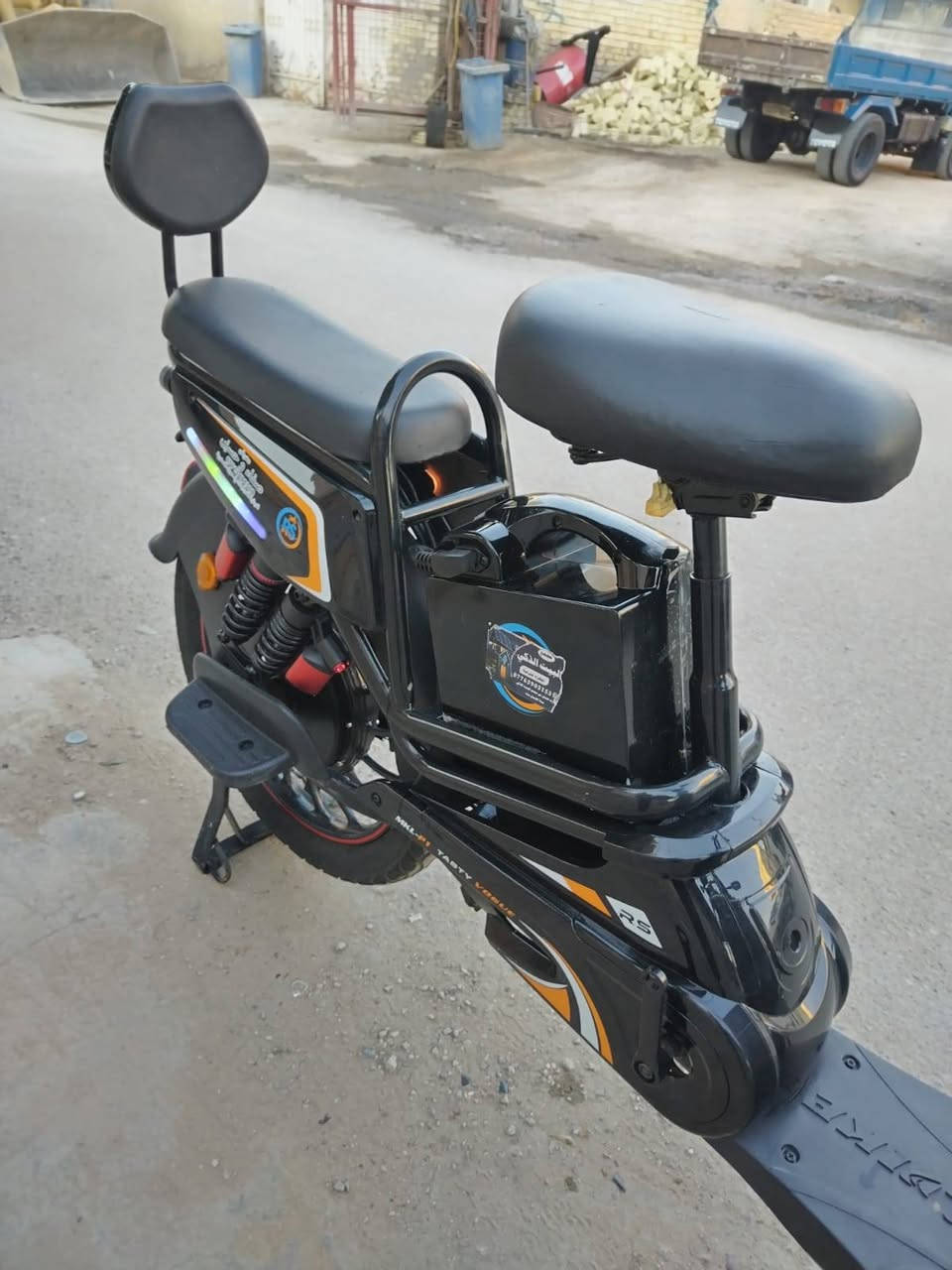 السلام عليكم
درجة شحن حجم 20 لون اسود 
مديل 25
بلتوث تكنك 
5بطاريلت 
بصمه وسويج 
شاحنه اصليه 
دراجه بلكارتون جديده مستخدمه قليل 
دراجه جديده وكامله كل نقص مابيه 
بغداد الامين قرب افران السعاده 
السعر 325بيه مجال
***********
