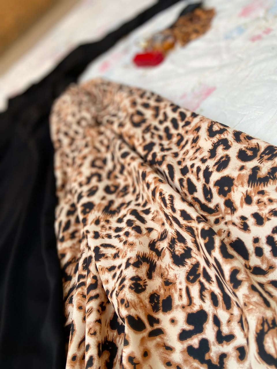 🖤 ثوب أسود بتفاصيل تايكر مطعّم… فخامة تفرض حضورها من أول نظرة.

تصميم أنيق يجمع بين اللون الأسود الكلاسيكي ولمسة التايكر الجريئة، ليمنحك إطلالة مميزة تناسب كل الأوقات.

للطلب والاستفسار، راسلونا على الخاص. ✨


**إذا كنت صاحب هذا الإعلان وتريد حذفه لأي سبب، رجاءا أرسل رسالة إلى الدعم الفني**