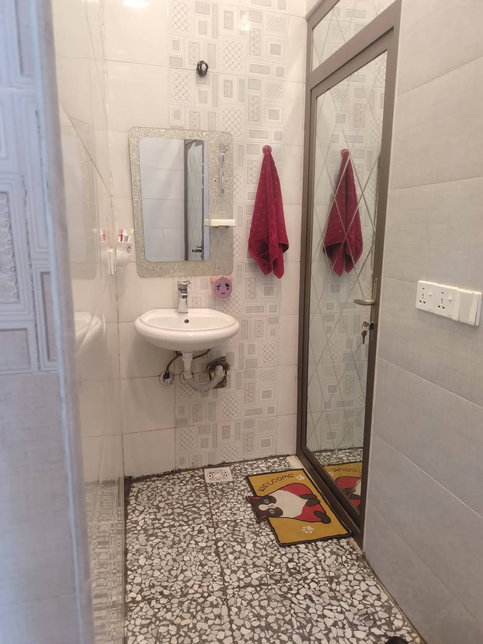 بيت للبيع 100 متر بناء 2024
واجهه 6.5 نزال 16 طابو زراعي سند 25
الطابق الاول استقبال ومطبخ وغرفه نوم  وصحيات وطرمه
الطابق الثاني غرفتين نوم وصحيات وسطح
المكان بغداد قرب جزيره بغداد كميره شارع ابو طاوه فرع التعاون ثاني بيت عن الشارع التبليط مقابل المشاتل

البيت وياه كاونتر تفصال وسبالت اثنين

السعر 135 وقابل للتفاوض
للاستفسار مراسله الخاص او الاتصال على الرقم ***********
