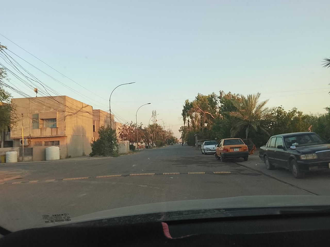 قطعة ارض للبيع تجارية على شارع تجاري 20متر وشارع 30متر تجاري مساحة القطعة 200مترممكن تباع كامله او نصفيين الواجهة 10والنزال 20مترموقع القطعة القرية النفطية مجاور المجمع النفظي منطقة راقية من حيث السكن والناس راقية ومرتبة وتعتبر منطقة جيدا للاستثمار للاستفسار الاتصال على الرقم ***********
