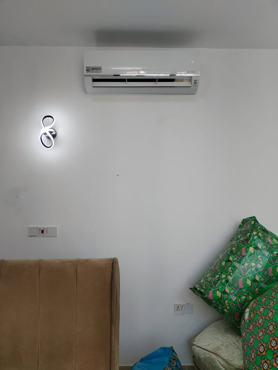 ❄️ تنصيب وصيانة السبالت ❄️

📞 ***********

مع ارتفاع درجات الحرارة وموسم الصيف، انتبهوا من الأسعار الرخيصة جداً، لأن بعض الأعمال غير الأصولية تسبب تخريب بالحائط، وضعف بالتبريد، وتسريب للغاز، وتكلفكم تصليح أكثر بالمستقبل.

✔️ تنصيب جميع أنواع السبالت
✔️ صيانة وتنظيف احترافي
✔️ فحص شامل قبل التشغيل
✔️ معالجة ضعف التبريد والتقطير
✔️ كشف ومعالجة تسريب الغاز
✔️ تمديد مواسير وأسلاك بأصول فنية

⚠️ ملاحظة:
أسعار غاز التبريد ارتفعت بالفترة الحالية، لذلك احذر من الأسعار الوهمية أو الشحن بكميات ناقصة التي قد تضر بالجهاز وتقلل عمره.

💰 أسعار مناسبة وتناسب الجميع
🤝 كفالة على الشغل والالتزام بالمواعيد

🏴 بمناسبة شهر محرم الحرام، يتم تنصيب السبلت مجاناً للعوائل المتعففة قدر المستطاع، بثواب الإمام الحسين (عليه السلام).

📞 للحجز والاستفسار:
***********

خدمتكم شرف إلنا، والشغل الأصولي يوفر عليكم التعب والمصاريف. ❄️🏴
