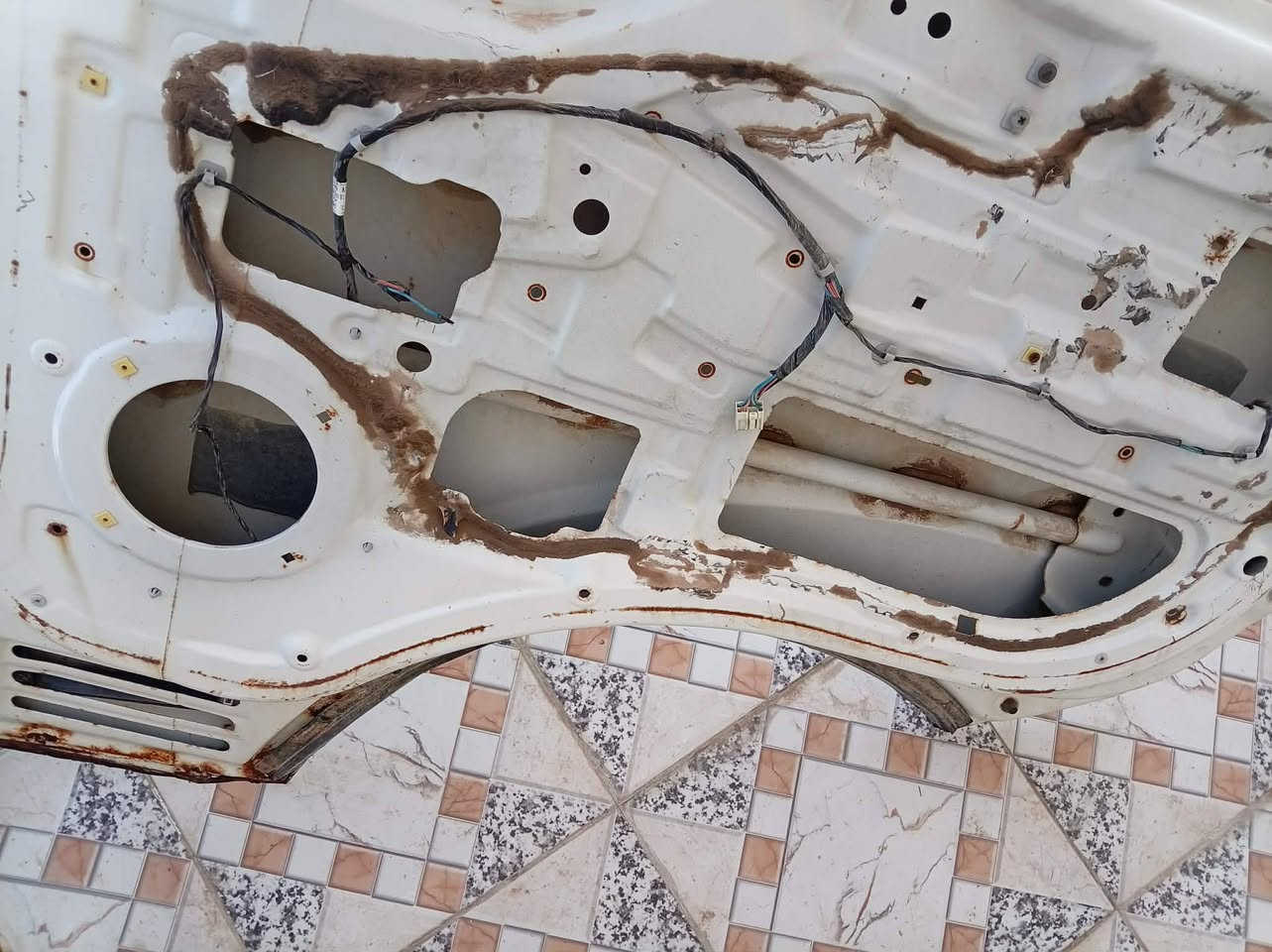 السلام عليكم عندي باب كيه بومه 2012 بلاديه السعر 250 وبيه مجال مكان بابل رقم الهاتف ***********
