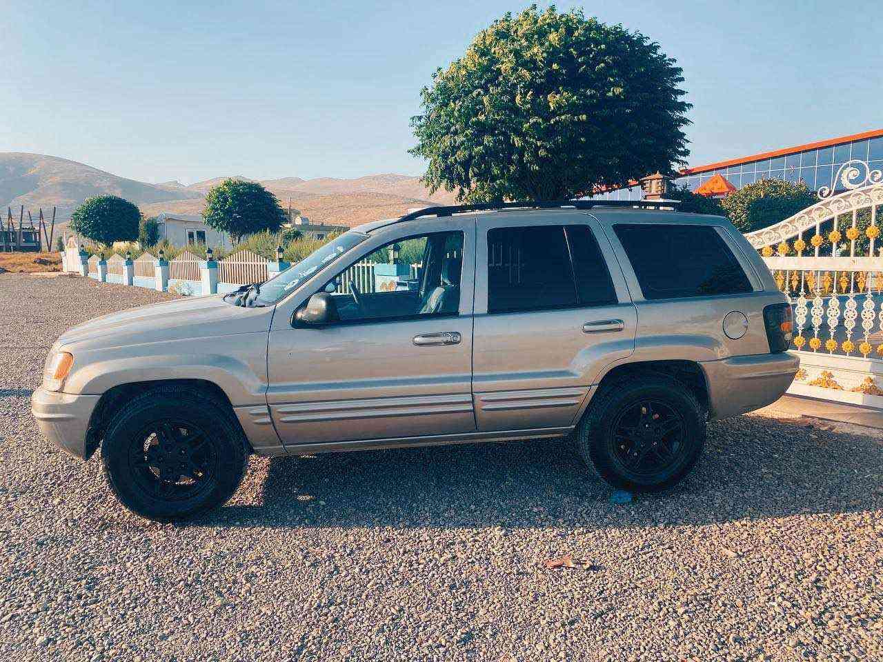 جێب شیلۆکی مۆدێل 2000گێڕو مەکینەو تەقەو ڕەقەو هەموشتی بەشەرت سەیارەکە زۆر پاکو خۆوێن ماوەتەوە تابڵێی سەیارەکی بێمەسرەفە دینارەک مەسرەفی تێدا نیە ڕەقەم تەلەفۆن***********
