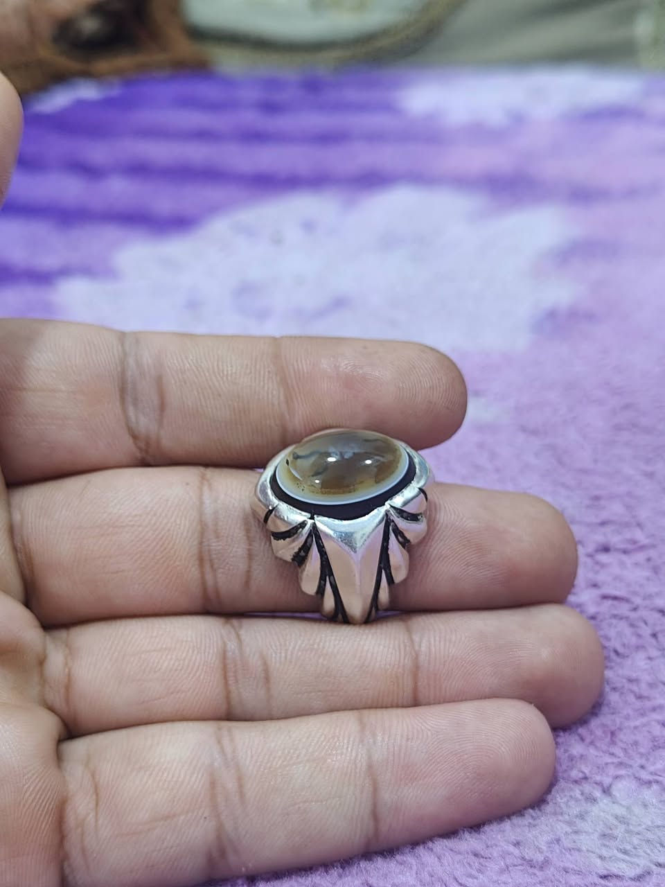 سلام عليكم ورحمة الله وبركاته 
خاتم من الجزع اليماني الاصلي الاصلي الاصلي 
يالله 
خاتم جزع يماني صياغة عارف صياغة ثقيلة جداً 
القياس 22 
الفضة 990
الحجر جزع يماني مصور 
وزن الخاتم 30 غرام 
السعر 210 والله متحصل بهيچ سعر حجي خاتم فول الفول 
او مراوس بسبحة كهرب حسب القناعة واني خادم للطيبين 
عنواني ( النجف الاشرف.. كوفة... حي ميسان ) 
الهاتف (***********)
