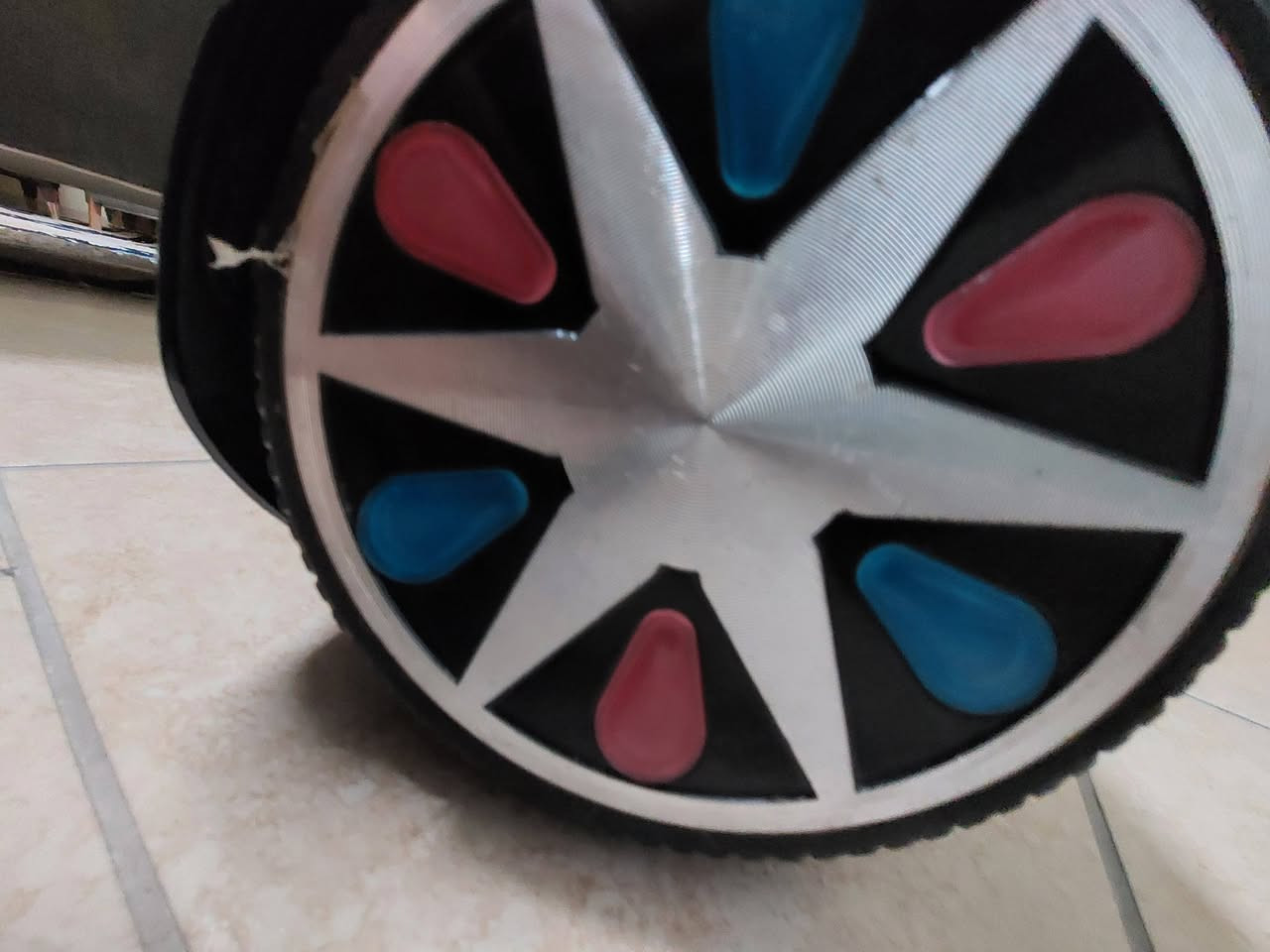 للبيع سكوتر ذكي يشتغل بس كسر بل يده وياه ريمونت نظيف  والسعر ٩٠ وبيه مجال او مراوس بايسكل


**إذا كنت صاحب هذا الإعلان وتريد حذفه لأي سبب، رجاءا أرسل رسالة إلى الدعم الفني**