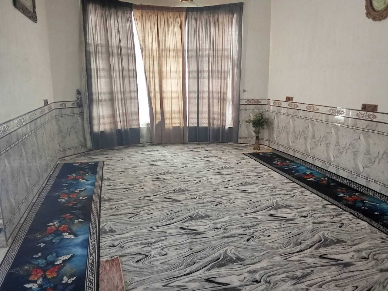 دار لبيع مساحت لبنا 219متر يحتوي علا غرفتين وصاله ومطبخ وبراني وصحيات داخلي وخارجي لعنوان علا طريق دغاره ديوانيه يبعد عن شارع 150متر لستفسار ***********
