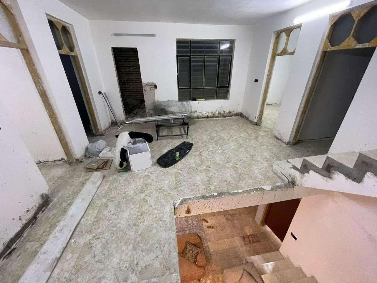 السلام عليكم ورحمة الله وبركاته #بيت للبيع بناء #حديث #Vip ( #طابو  #صرف )

المساحه 200 متر واجهه 9 والنزال 22

العنوان/ #الشعب شارع  #الصحه مقابل مطعم محمد الكردي 

الطابق الاول يحتوي  عل كراج ومدخلين وصحيات خارجية واستقبال كبير ومطبخ  حار ومطبخ بارد وصحيات داخليه وغرف نوم عدد اثنان 2  وصالة كبيرة أيضاً والطابق الثاني يحتوي على غرف نوم عدد اربعة 4  كبيرة وصالة وسطية وخدمات صحية وبلكونه كبيرة  وبيتونه كبيرة وسطح كبير 

ملاحظه مهمه الدار بناء فول درجة اولى ارضية مرمر وكهرباء من احدث وافضل الانواع شغل شركة هندسية اختصاص وماء ومجاري من احدث وافضل الانواع وموقع حلو ومرتب وشارع عريض رصيف جديد البيت بناء سنة 2024 حديث // السعر ٣٦٠ وبي مجال 

معروض بمكتب الكناني ***********
