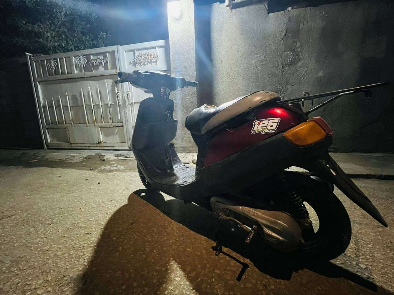 السلام عليكم للبيع دراجة ياماها سرع 60 
الدراجة نضيفة شوفت عينك 
نقص بس سلف + باتري، 
   تايرات نضيفة صالنصة جديدة 
بنزات و يدات بريك جديد  السعر 180 وبيها مجال  مكانهة الحصوة حي الانتصار 
الاستفسار  خاص. او ***********
