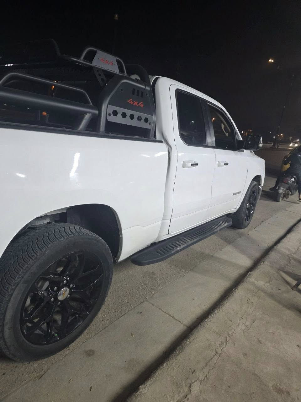 السلام عليكم للبيع لو مراوس رام بك هورن 5.7 v8 موديل ٢٠٢٠ مكينه وكير كفاله السياره كل نقص مابيها عليها اضافات رقم بغداد دولي بسمي هزه جديده موصفات البك هورن معروف باب قصير بدي طويل السياره بدون ايرباك حادثها من امريكا جاملغ خلفي وباب البدي وهنا بيها صبغ بنيد بدون ايرباك والسونار مرفق ويه الصور السعر 240 وبيها مجال مكاني كربلاء ***********
