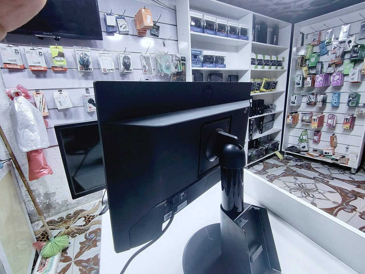 شاشة HP حجم 21  ترهم للكاميرات .. مونتير للحاسبات .. شاشه جانبيه .. للبلي 4  
سلم نحيفة جدا   حديثه   من انتاج 2021 
60 هرتز  .. 1920*1080  FULL HD  
تحتوي 3 مداخل  VGA  + HDMI + DISPLAY PORT
باقي مواصفاتها موجوده بالستيكر   
تحتوي على ميزة تصفية الاشعة الزرقاء لحماية العين 
بسعر 75 ألف قفل   

مكتب أحمد الزاملي / الدغارة / شارع الطيور 
***********
