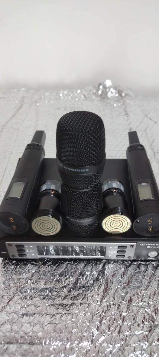 تابع الفيديو خدام الحسين مايكات شور اصلي مو عادي مع مايكات سنهايزر الجيل 4 دبل كويل اكرر دبل كويل موتك كبسوله ابوالشريحه تگدر تربط عرباين 2 بمايك واحد المده الحقيقي 150 متر اي استفسار هذه رقمي ***********اخوكم ملا عصام الكربلائي
