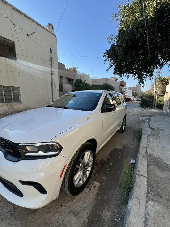 * دوج دورانگو GTبريميوم كامل مواصفات اللون ابيض
الموديل: 2023 (خليجي)ضمان شركة هارلم
العداد: 9000 كيلو متر  جديدة 
المحرك: 3.6 لتر 6 سلندر
القوة الحصانية: 295 
عزم الدوران (نيوتن-م): 353 
ناقل الحركة: 8 سرعات اوتوماتيكي
الضمان 3 سنوات أو 60،000 كم (ايهما أولاً)
المواصفات:
*فتحة سقف كهربائية
*ويل الالمنيوم قياس 20 انج 
*صندوق كهربائي 
*شاشة لمس قياس 10.1 انج مع نظام ملاحة
*رادار تفاعلي مع خاصية التوقف والانطلاق
*حساسات امامية وخلفية
*كاميرا خلفية
*نقطة عمياء
نظام تحديد المسار 
بلاجكتور امامي 
*مانع تصادم خلفي
*تحذير الخروج من المسار
*مرآة تعتيم ذاتي
*مقاعد من الجلد الفاخر
*مقاعد امامية  كهربائية 
*مقاعد امامية مبردة ومدفئة
*مقاعد خلفية مدفئة
*مقعد السائق ذاكرة
شحن هاتف 
مساعد باركنك 
نظام تدفئة المقود 
*مكيف الهواء مع تحكم 3 مناطق 
*نظام ابل كار بلاى و اندرويد اوتو لاسلكي
*دخول ذكي (بصمة)
*نظام التشغيل عن بُعد
*مصابيح أمامية أوتوماتيكية مع مصابيح نهارية LED 
*المرايا الخارجية ذاكرة
*مرايا خارجية مدفئة
*فتحات اكزوز مزدوجة
*وسائد هوائية أمامية و وسائد هوائية جانبية و خلفية.
رقم بغداد الجديد 
للاستفسار ***********
