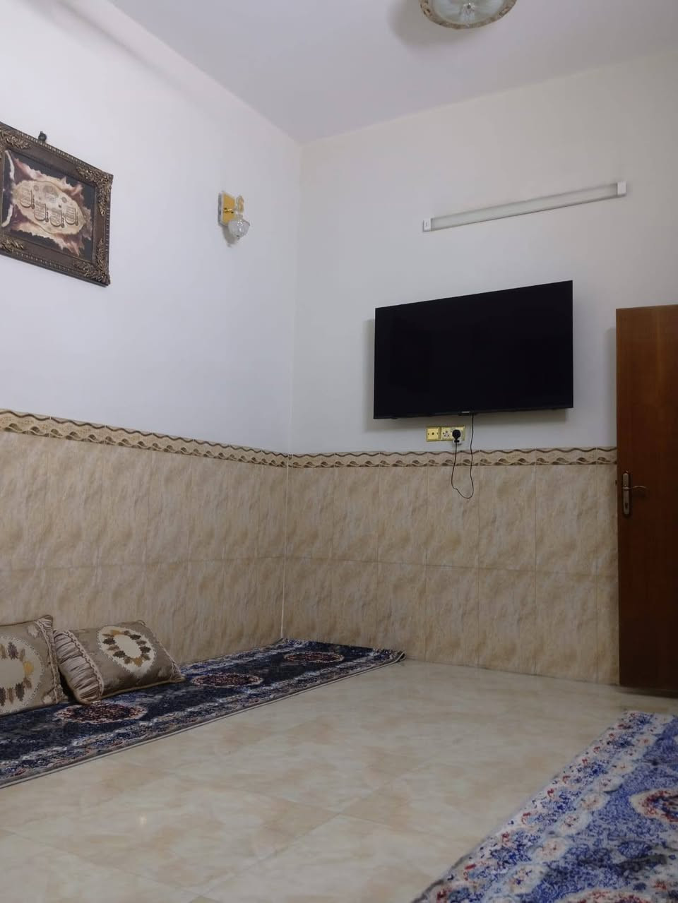 السلام عليكم دار للبيع 100 متر 5 في 20 الطابق الاول 
طرمة استقبال صالة ومطبخ حار بارد 
الطابق الثاني 3 غرف حممات عدد 2 سطح عدد 2 
جسر ديالى شارع 70 شارع حيدر دشر للستفسار ***********
