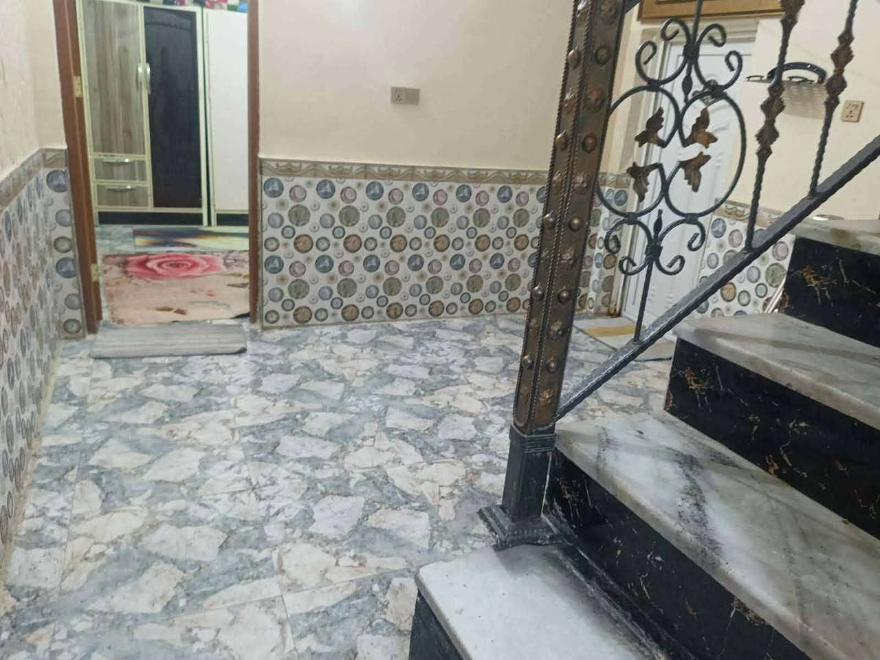 بلاش بلاش
بيت مستعجل على بيعه
دار طابو  صرف للبيع ١٠٠ متر طابقين يتكون
الطابق الأول كونكريت 
غرفه وصاله واستقبال ومطبخ وصحيات
الطابق الثاني
غرفتين وصاله وصحيات
عرض الشارع تقريبا ٨ متر
الواجهه ٥ونص
موقع البيت بالضبط
حي العسكري شارع السايدين قرب مركز الشرطه وجامعة العين السعر ١٤٥  للاستفسار واتساب  ***********

