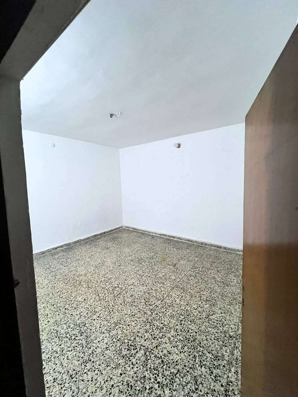 للايجار في السيديه ✔️

بيت 150 م ارضي معزول عزل تام 

يحتوي على غرفتين نوم وصاله سويت ومطبخ وخدمات عدد ٢ ومنور عدد ٢

وكراج وحديقه 

شارع 20 م شارع الكويتي قرب جامع القصئ  📍

ب900 الف ⤵️

للأستفسار ***********

مكتب أفق الأعمار الهندسي
