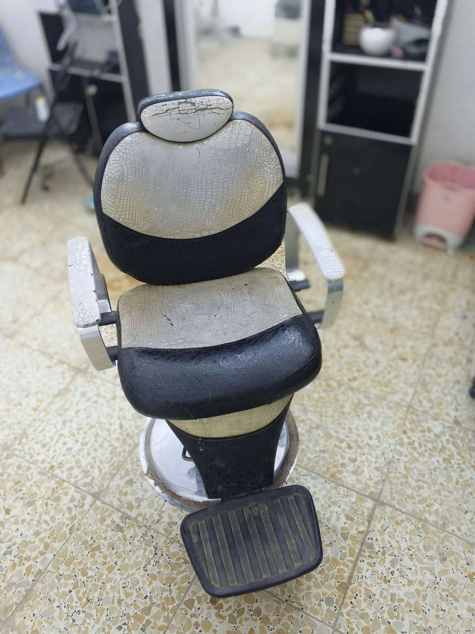 يا الله
مرايات عدد2 
وكرسي نظيف السعر 250
***********
