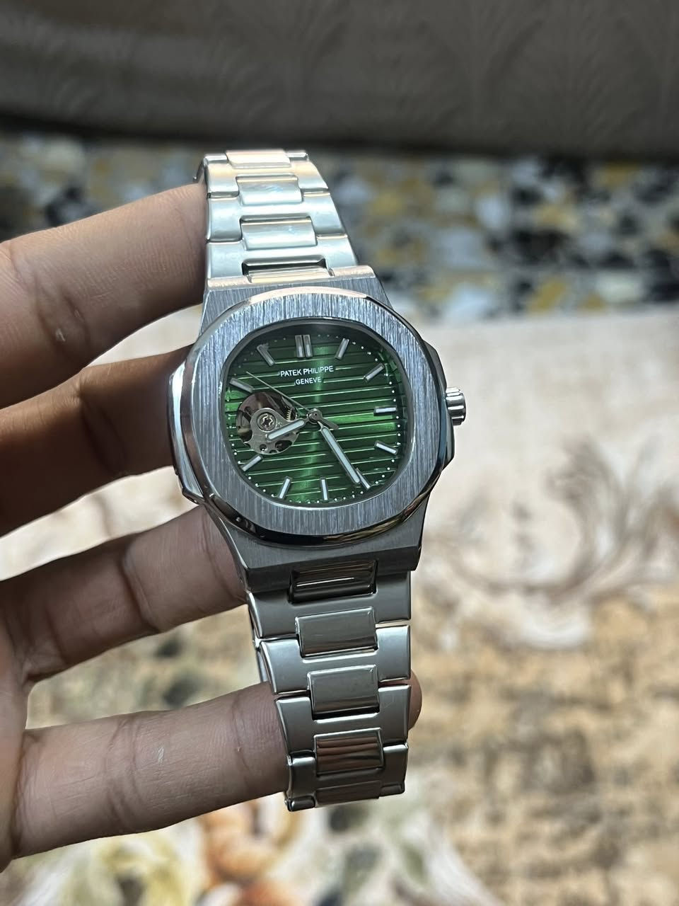 ساعة باتيك فيليب 
مينه لون اخضر، مكينه كشف
وزن ثكَيل وبعد احلى من التصوير بهواي


**إذا كنت صاحب هذا الإعلان وتريد حذفه لأي سبب، رجاءا أرسل رسالة إلى الدعم الفني**