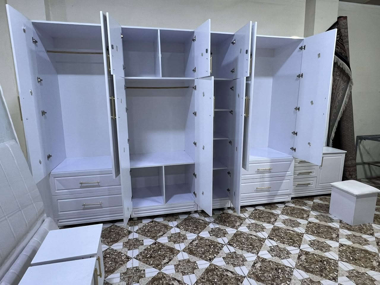 دووبارة بةشتيكي تازةوناوازة هاتينةوةخزمةتان 
ئةم تاقم نوستنة بؤفرؤشتن ٦پارجةية دسكردة
داري عةسليية بالام پريسة لؤك لؤكة بيعيبة
ژم***********
شوين كةلار
