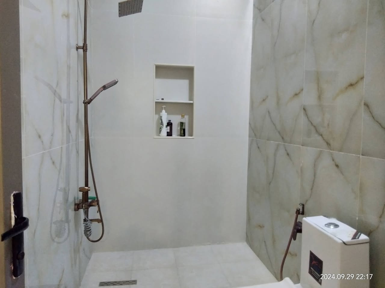 السلام عليكم ورحمة الله
منزل للبيع ١٦٨ متر  واجهه ٨ متر في حي المهندسين قريب جدا لسوق العكيلي.
طابق الارضي  غرفتين واستقبال كبيره وصاله وصحيات داخليه وخارجيه وكراج سياره. بناء طابوق ٢٠٢٢.
طابق اول  ٣ غرف نوم وحده منهم ماستر وكبيره وصحيات وصاله كبيره جدا وبالكونه  بناء ٢٠٢٤ بلوك وثرمستون.
بيتونه كبيره.
البيت مطلوب اسكان ٥٠ مليون تريد تحول القرض باسمك ماكو مشكله.
سعر البيت ٣٣٠ مليون.
البيت نقص الواجه

***********
